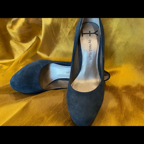 Heidi Klum platform heels in navy suede. - Picture 4 of 4